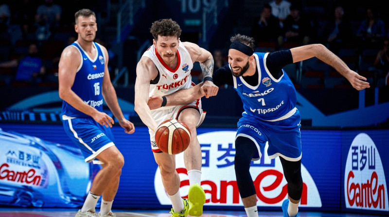 Turks Šehmuss Hazers pret 36. dzimšanas dienas gaviļnieku Vojtehu Hrubanu. Foto: FIBA