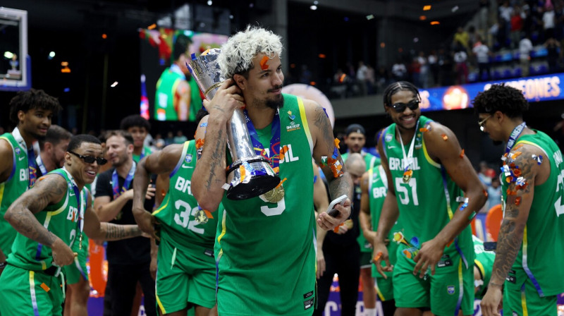 Brazīlijas valstsvienības basketbolists Lukass Diass ar Amerikas kausu. Foto: Luisa Gonzalez/Reuters/Scanpix
