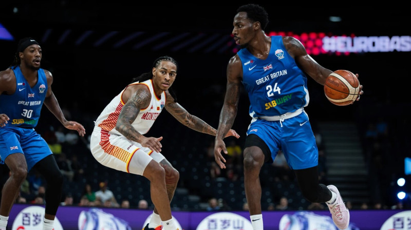 Lielbritānijas valstsvienības basketbolists Karls Vetls ar bumbu cīņā pret Melnkalnes komandu. Foto: FIBA