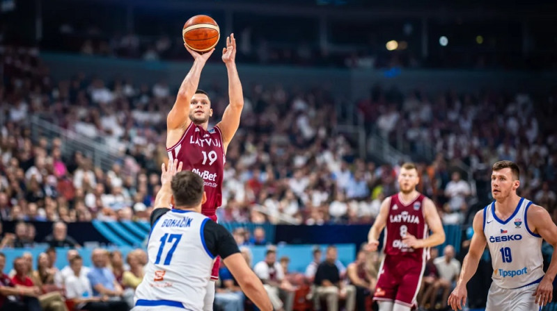 Rihards Lomažs: 10 piespēles uzvarā pār Čehiju. Foto: FIBA
