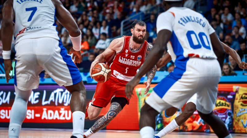Sandro Mamukelašvili uzbrukumā Eiropas meistarsacīkšu astotdaļfinālā pret Franciju. Foto: FIBA