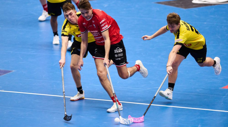 Armands Savins (no labās), foto: Matyáš Klápa / www.tatranflorbal.cz