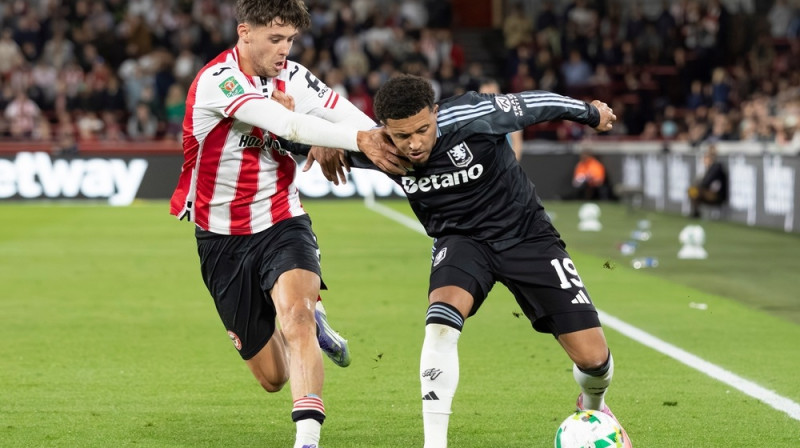 Džeidons Sančo ar bumbu pret Āronu Hikiju. Foto: ZUMAPRESS/Scanpix