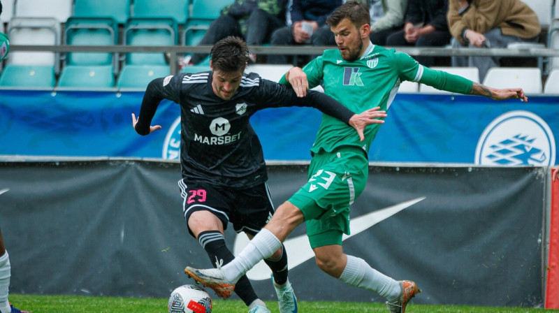 Ivans Patrikejevs cīņā pret Tallinas "Levadia". Foto: Martin Ahven/Õhtuleht