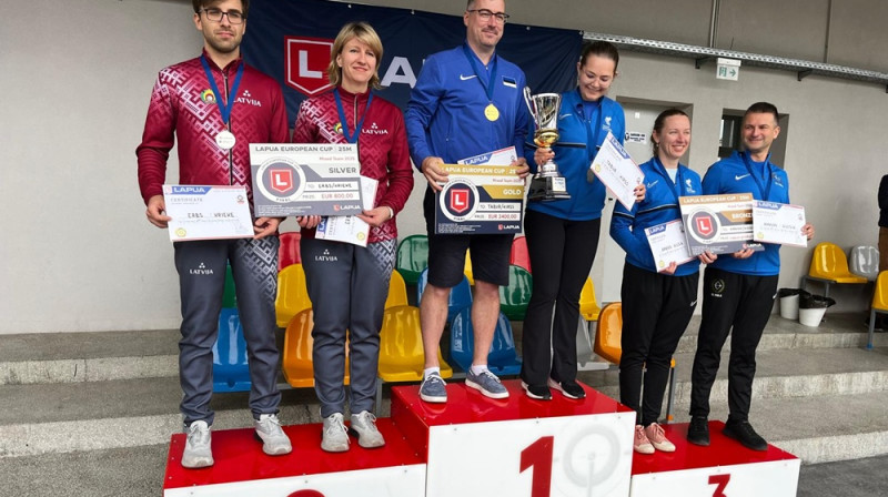 Sudraba medaļas ieguvēji Anita Krieķe un Ernests Erbs (pirmie no kreisās). Foto: LŠF.