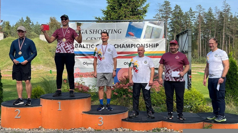 Dainis Upelnieks uz pjedestāla augstākā pakāpiena. Foto: LŠF.