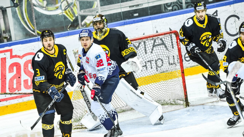 Edgars Siksna spēlē pret Petropavlas "Qulager". Foto: pro.ligasy.kz