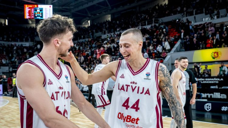 Bijušais VEF saspēlnieks Kristers Zoriks un jaunais VEF saspēlnieks Toms Leimanis. Foto: FIBA