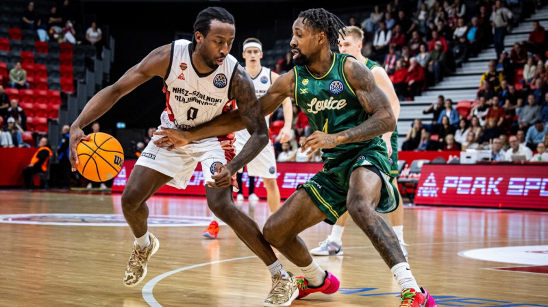 Letrejs Dārthards ("Szolnoki Olajbányász") ar bumbu spēlē pret Levices "Patrioti". Foto: FIBA