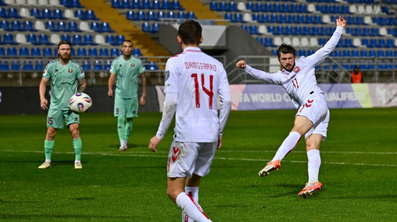 Dāņa Andersa Dreiera precīzā sitiena mirklis spēlē pret Baltkrievijas valstsvienību. Foto: Dénes Erdős/AP/Scanpix