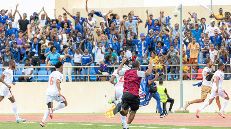 Kaboverdes valstsvienības futbolisti un līdzjutēji. Foto: Ben do Rosário/Federação Cabo-verdiana de Futebol