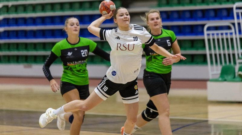 Uzbrukumā komandas RSU līdere Elīza Bilkšte. Foto: Aleksejs Kozlovs