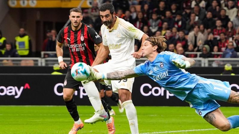 Vecmeistars Rauls Albiols un vārtsargs Adrians Šempers Pizas aizsardzībā A sērijas spēlē Milānā. Foto: Fabio Ferrari/LaPresse/AP/Scanpix