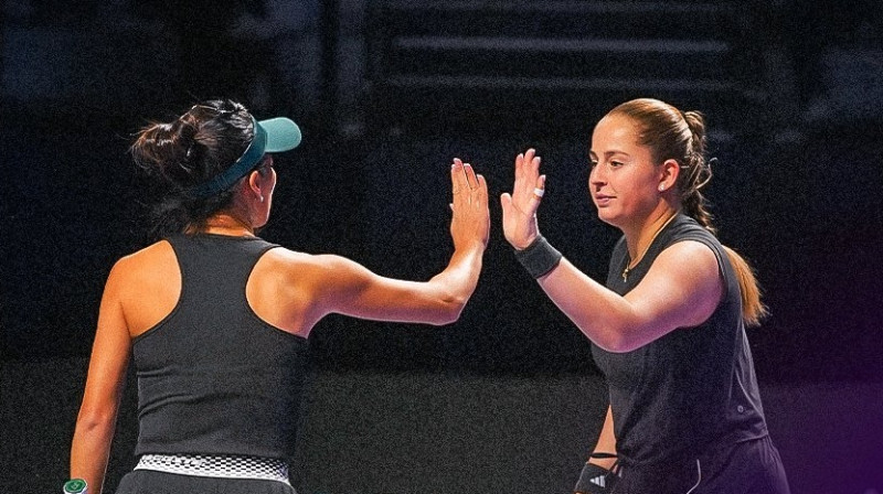 Suvei Šei un Aļona Ostapenko. Foto: WTA Finals Riyadh