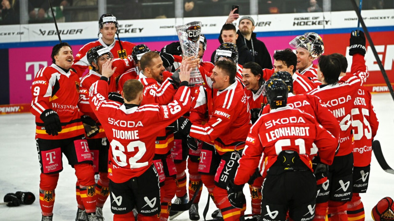Vācijas valstsvienības hokejisti pēc triumfa "Deutschland Cup" sacensībās. Foto: Markus Lenhardt/DPA/Picture-Alliance/Scanpix