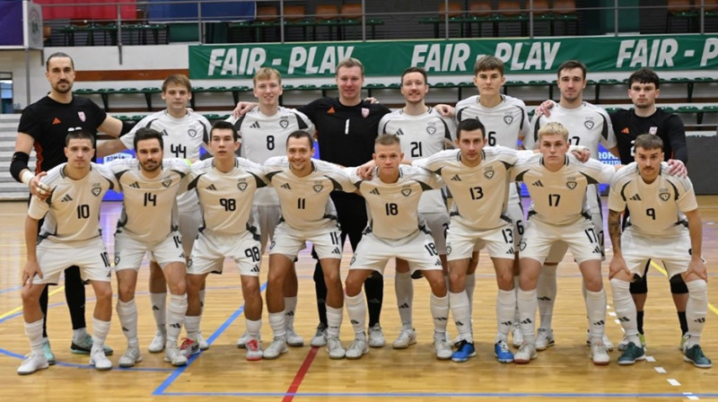 Latvijas valstsvienības telpu futbolisti pirms dueļa pret Rumāniju. Foto: LFF