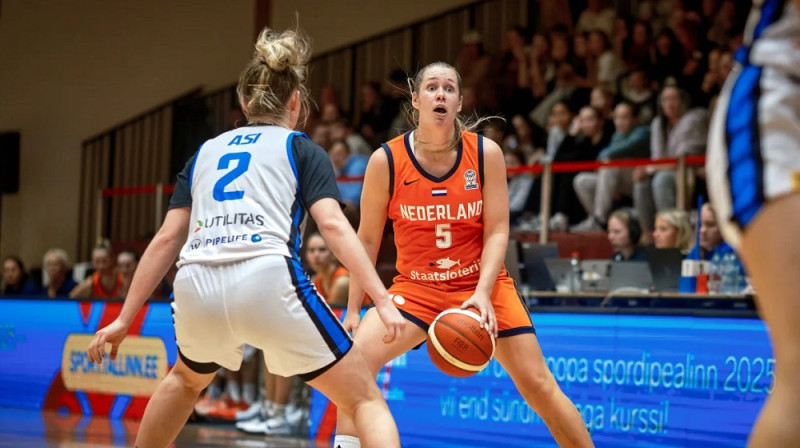 Anna Grēta Asi un Laura Korneliusa 2025. gada 12. novembrī Tallinā. Foto: FIBA