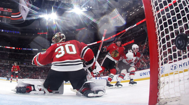 Ņūdžersijas "Devils" aizsarga Šimona Nemeca uzvaras ripa Čikāgā. Foto: Michael Reaves/AFP/Scanpix