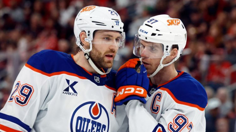 Leons Draizaitls un Konors Makdeivids. Foto: AP/Scanpix