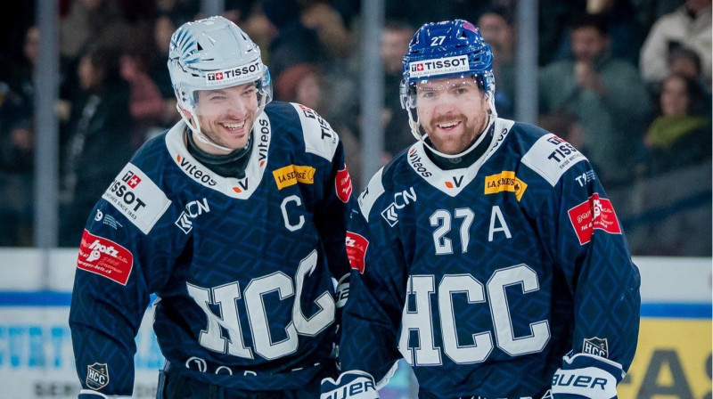 Kapteinis Toms Andersons ar komandas biedru Antonī Igonā. Foto: HCC La Chaux-de-Fonds