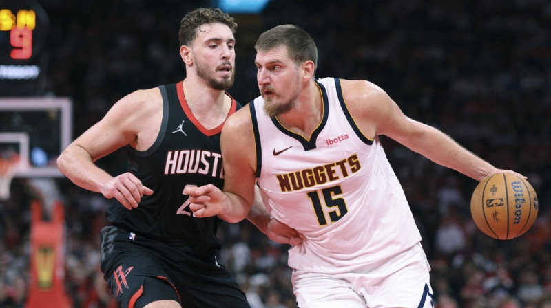 Nikola Jokičs ar bumbu pret Alperenu Šenginu. Foto: Reuters/Scanpix