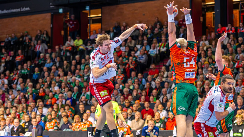 Dānijas kluba "Fredericia" zviedru handbolists Kaspers Hugo Pālmars uzbrukumā Hannoverē. Foto: Jan Günther/TSV Hannover-Burgdorf/Scanpix