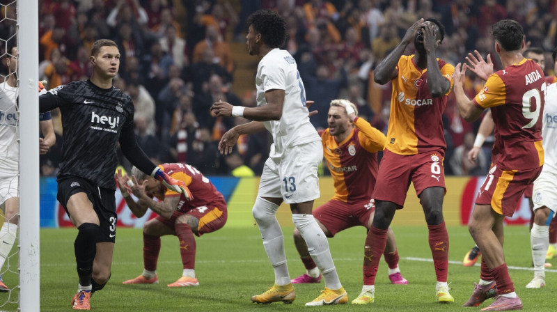 Mirklis pēc Stambulas "Galatasaray" aizsarga Davinsona Sančesa (Nr. 6) neizmantotās iespējas. Foto: Tolga Bozoğlu/EPA/Scanpix