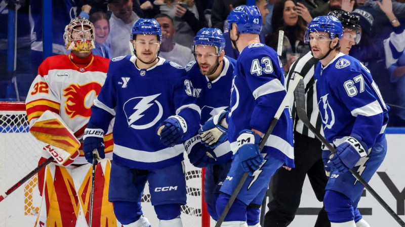 Zemgus Girgensons ar komandas biedriem pēc gūtajiem vārtiem. Foto. AP. Scanpix