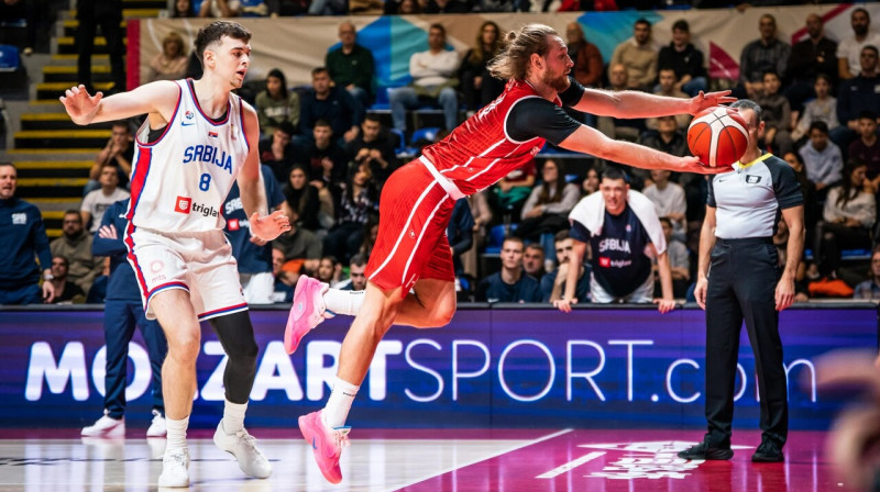 Mirklis Serbijas un Šveices valstsvienību cīņā Belgradā. Foto: FIBA