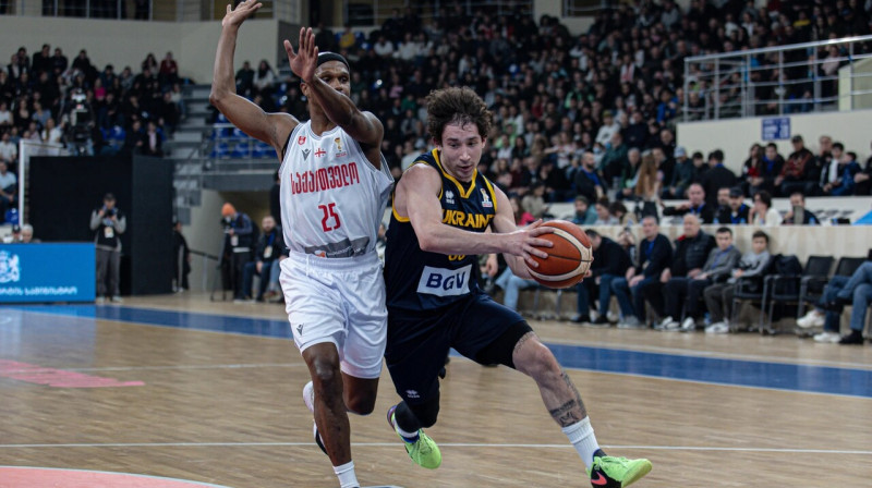 Ukrainis Oleksandrs Kovļars (uzbrukumā) šovakar Tbilisi grozos sabēra 31 punktu. Foto: FIBA