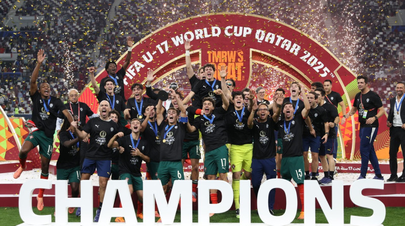 Portugāles komanda pēc triumfa U17 Pasaules kausā. Foto: Hussein Sayed/AP/Scanpix