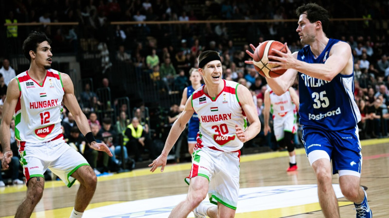 Ikdienā Ungārijā spēlējošais somu aizsargs Ilari Sepele ungāru basketbolistu ielenkumā Pasaules kausa kvalifikācijā Sombathejā. Foto: FIBA