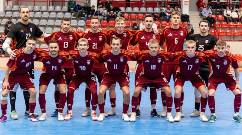 Latvijas telpu futbola valstsvienība pirms cīņas pret Čehijas valstsvienību. Foto: LFF