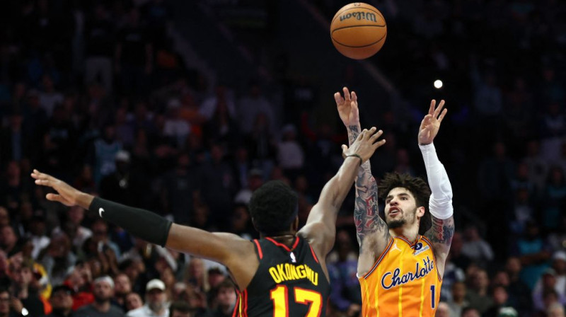 Trejs Jangs uzbrukumā pret Onijeke Okongvu. Foto. AP. Scanpix