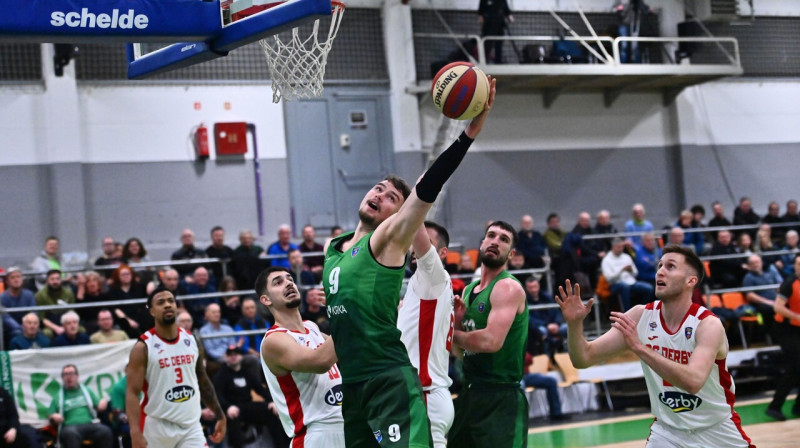 Krišs Helmanis ar bumbu. Foto: Drago Perko/Krka Novo Mesto/Košarka.si