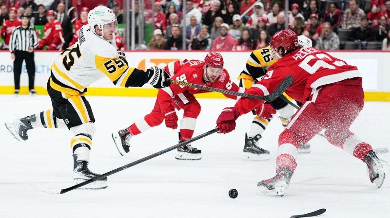 Pitsburgas "Penguins" uzbrucējs Noels Ačjari met pa Detroitas "Red Wings" vārtiem. Foto: Ryan Sun/AP/Scanpix