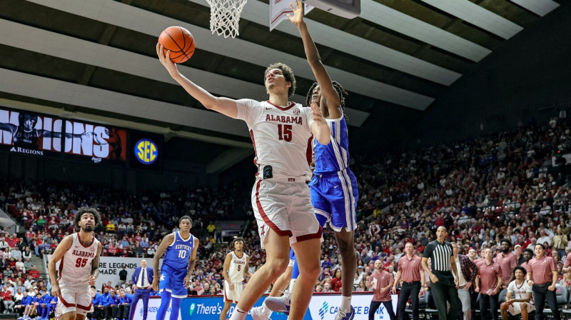 Noa Viljamsons uzbrukumā cīņā pret Kentuki Universitātes "Wildcats". Foto: Brandon Sumrall/AFP/Scanpix