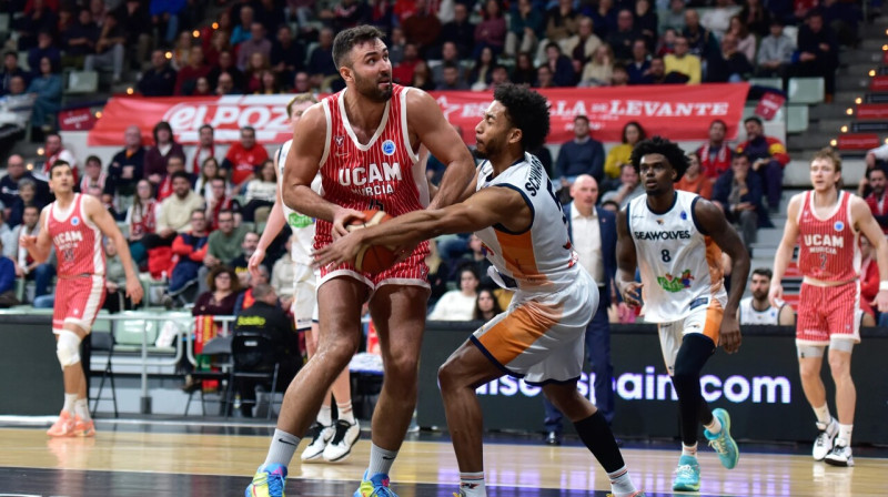 Mirklis Mursijas un Rostokas komandu cīņā FIBA Eiropas kausā. Foto: FIBA