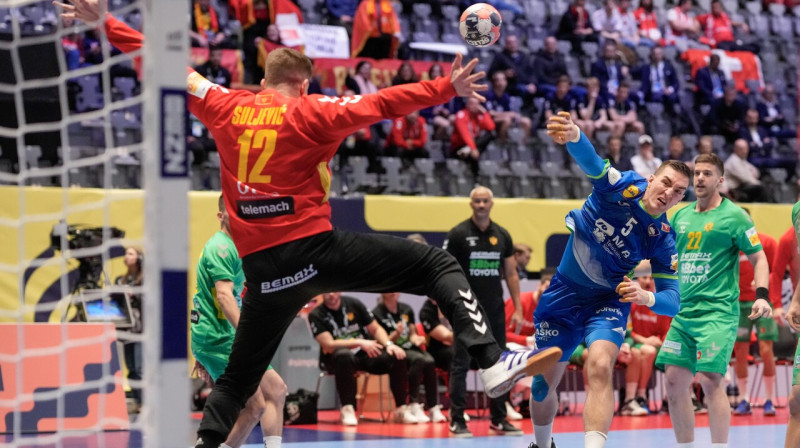 Slovēnis Niks Henigmans uzbrukumā cīņā pret Melnkalnes valstsvienību. Foto: Cornelius Poppe/EPA/Scanpix