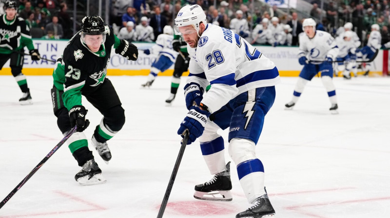 Zemgus Girgensons cīņā Dalasā. Foto: Tony Gutierrez/AP/Scanpix