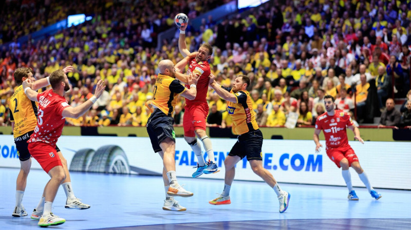 Horvāts Luka Cindričs zviedru handbolistu tvērienā. Foto: Andreas Hillergren/TT/Scanpix
