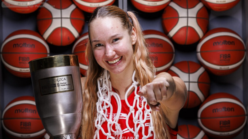 Digna Strautmane ar Polijas kausu. Foto: Sleza Wroclaw