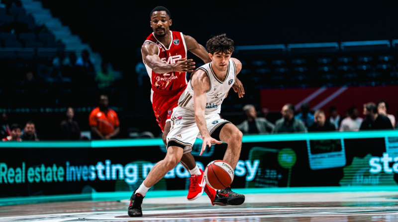 Dubaijas kluba austrāliešu aizsargs Tarans Ārmstrongs ar bumbu. Foto: Dubai Basketball