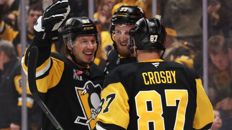 Pitsburgas hokejisti nosvin vārtu guvumu. Foto. AP. Scanpix