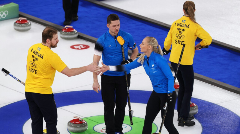 Igaunijas kērlingisti Harri Lills un Marija Kaldvē pēc olimpiskā dueļa pret zviedriem Rasmusu un Izaballu Vrano. Foto: Issei Kato/Reuters/Scanpix
