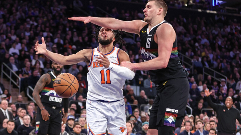 Džeilens Bransons ("Knicks") pret Nikolu Jokiču ("Nuggets"). Foto: Wendell Cruz/Imagn Images/Scanpix