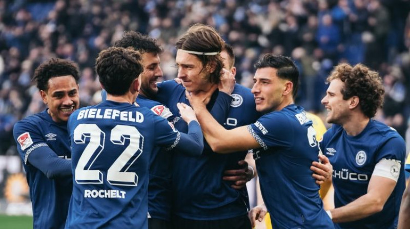 Roberts Uldriķis ar komandas biedriem. Foto: DSC Arminia Bielefeld