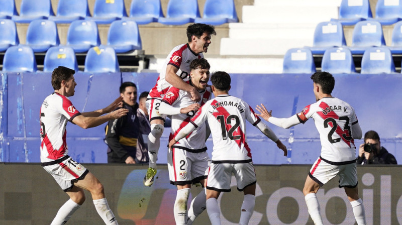 "Rayo Vallecano" futbolisti svin vārtu guvumu. Foto: REUTERS/Ana Beltran/Scanpix