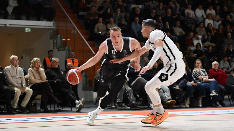 Artūrs Strautiņš uzbrukumā. Foto: Derthona Basket