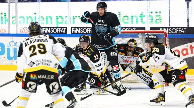 Oskars Batņa vārtu priekšā. Foto: Lahden Pelicans